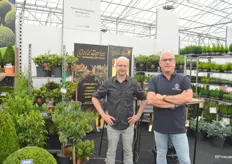 Chris Bolwijn en rechterhand in de verkoop Jan Marijnis (Salesmanagement Royal FloraHolland) hebben een mooi assortiment Skimmia’s op de plank staan